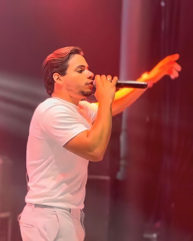 Di Fernandez cantando no palco